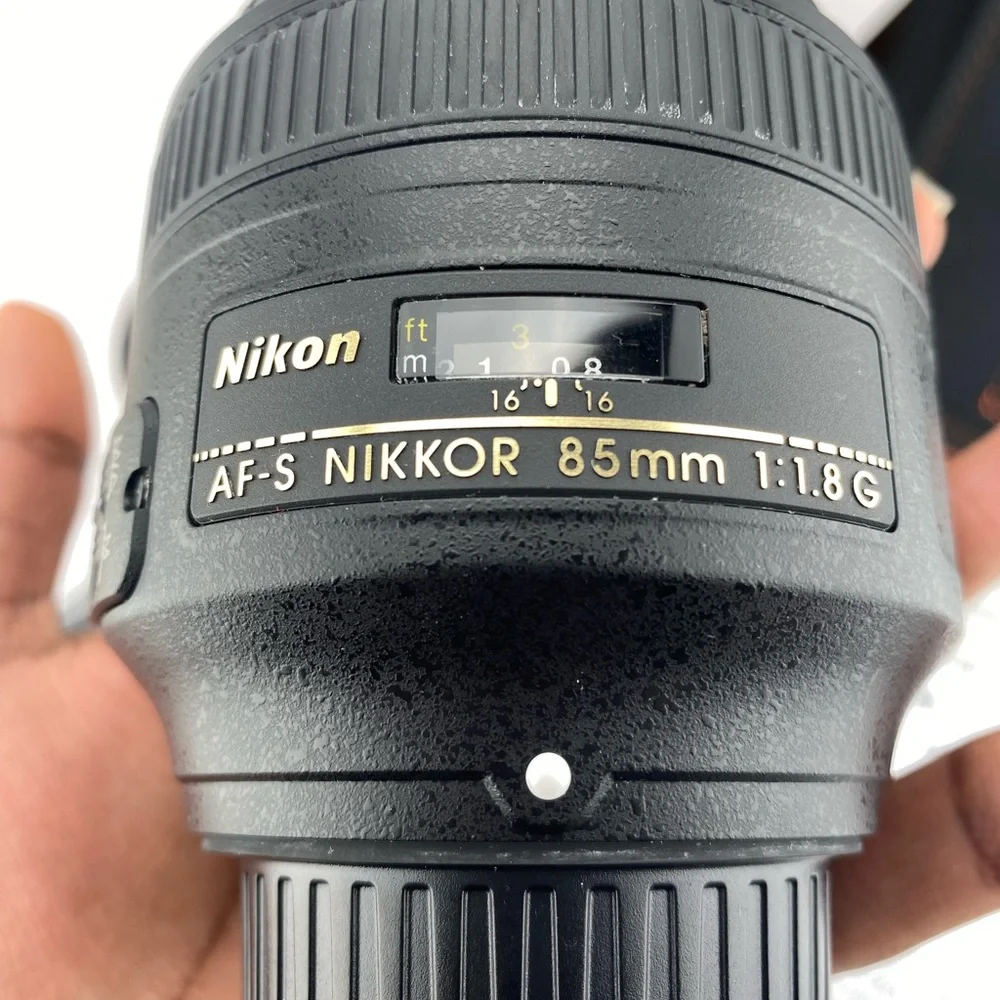 Nikon AF-S NIKKOR 85mm f/1.8G Prime Telephoto F-Mount Lens With Accessories